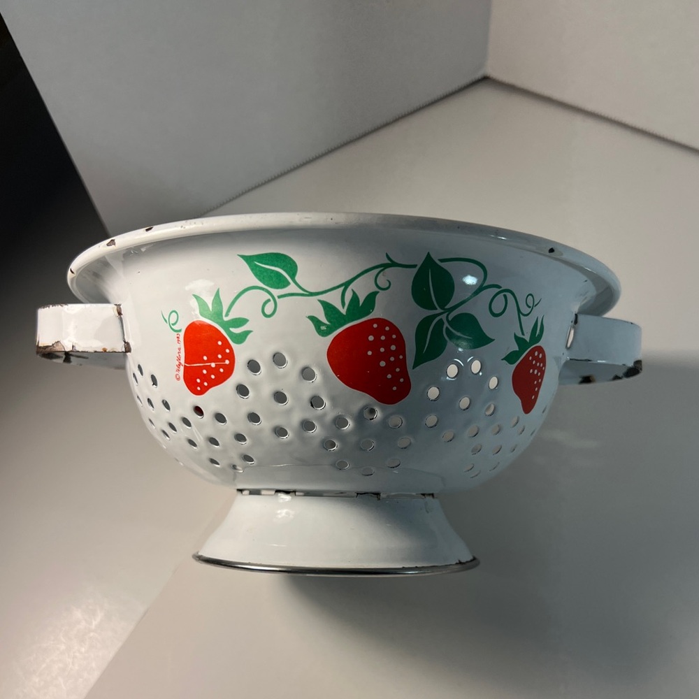 Strawberry Enamelware Strainer Colander Vintage Teleflora 1983 Farmhouse/Cottage